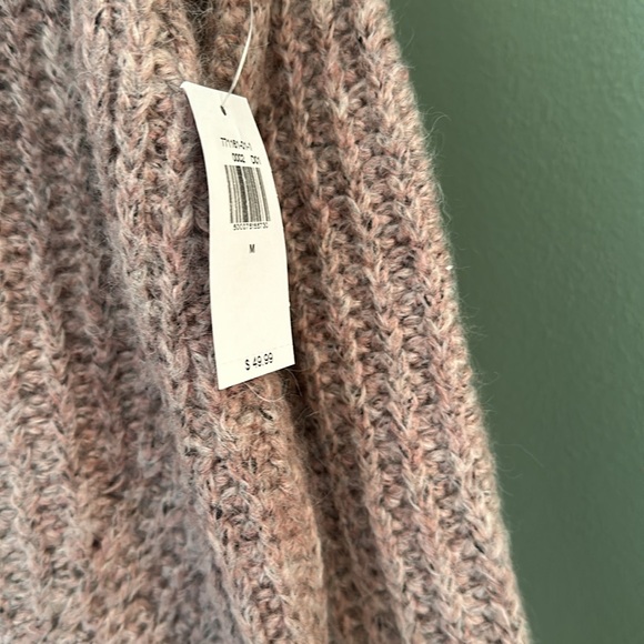 NWT woman’s old navy brand cowlneck sweater! Size medium - Picture 3 of 5